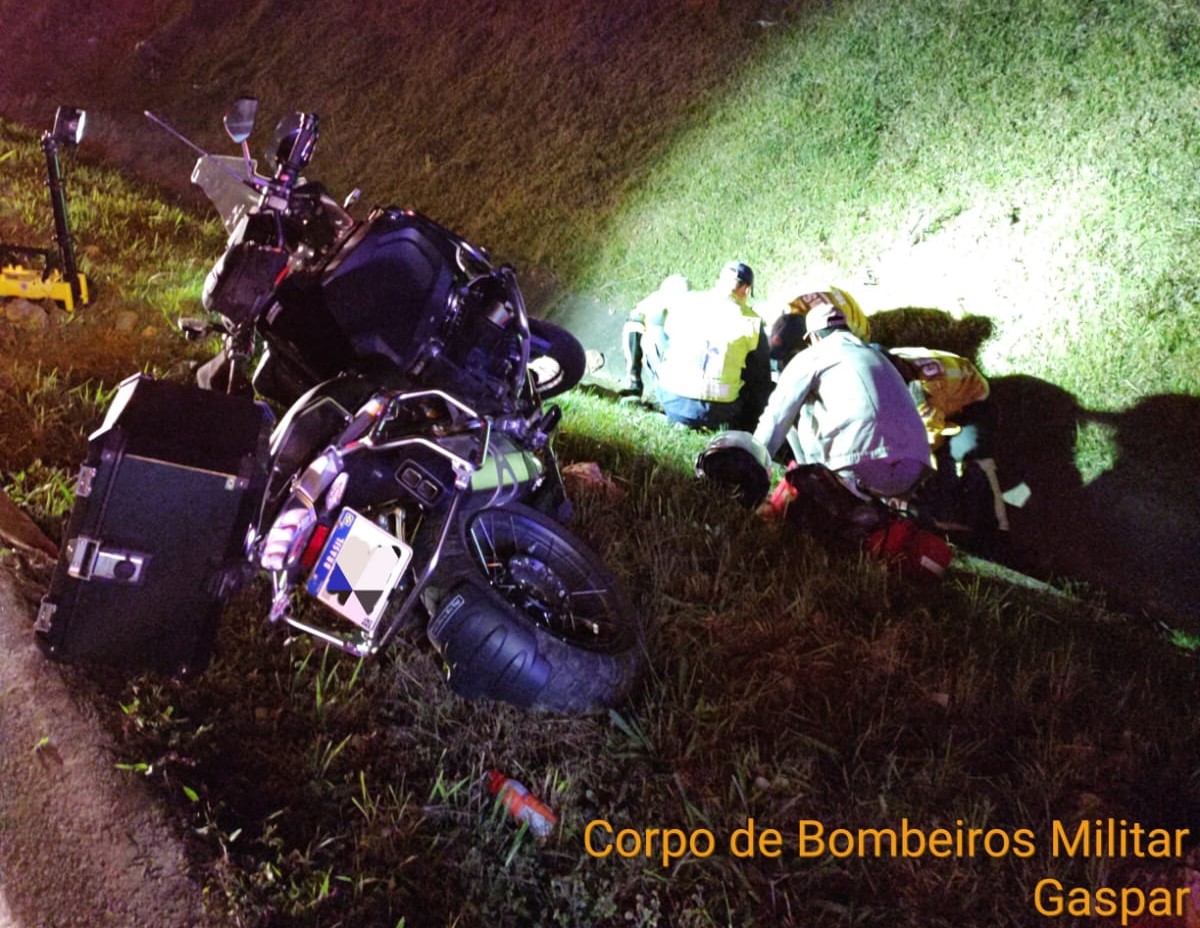 Colisão entre 2 carros e motocicleta deixa condutor de moto com ferimentos leves na BR 470 em Gaspar