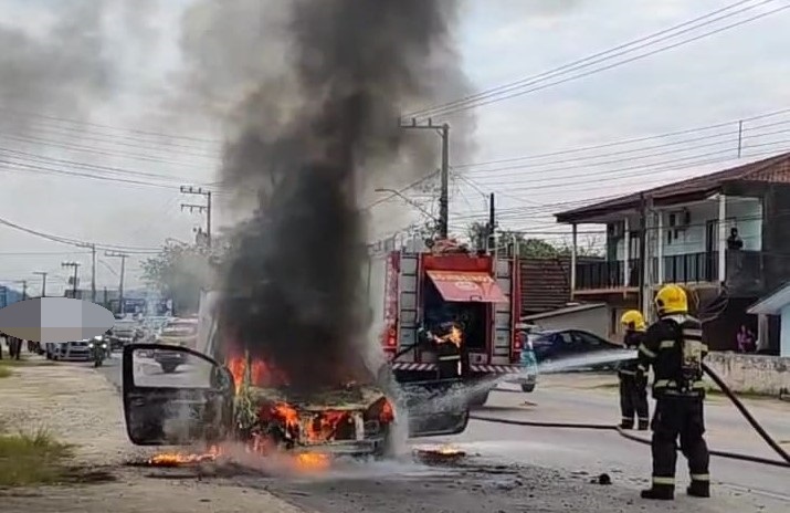 Fiorino fica totalmente destruído pelo fogo na rua Anfilóquio Nunes Pires no bairro Coloninha