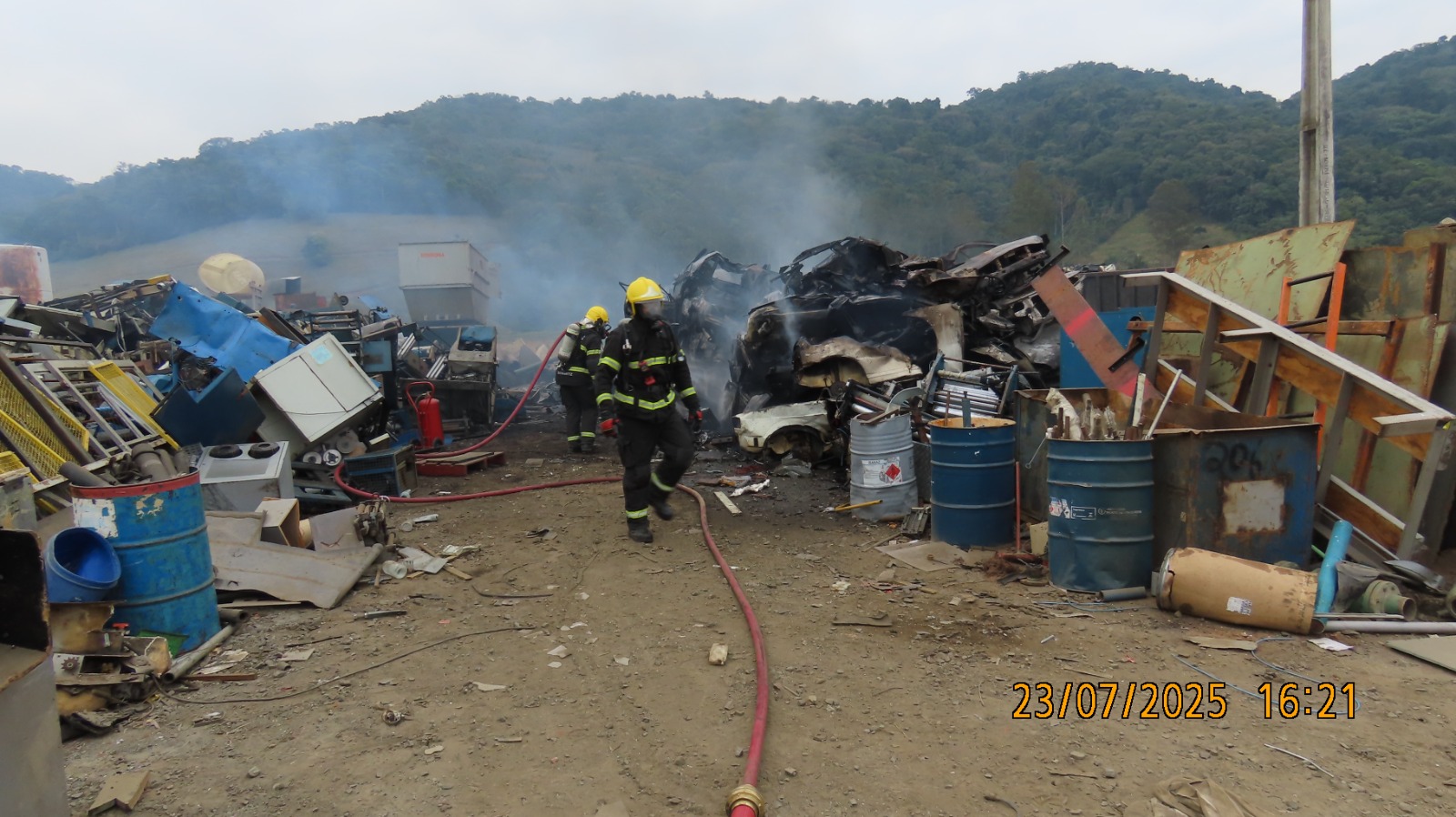 Bombeiros apagam incêndio em depósito de sucata metálica em Gaspar