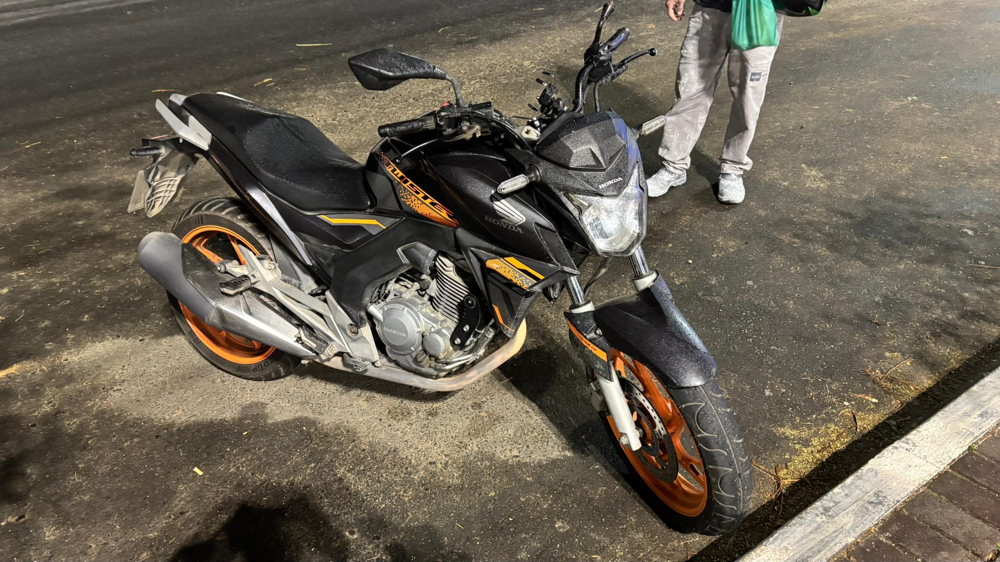 Queda de Moto deixa condutor e garupa com ferimentos leves no Centro de Ilhota