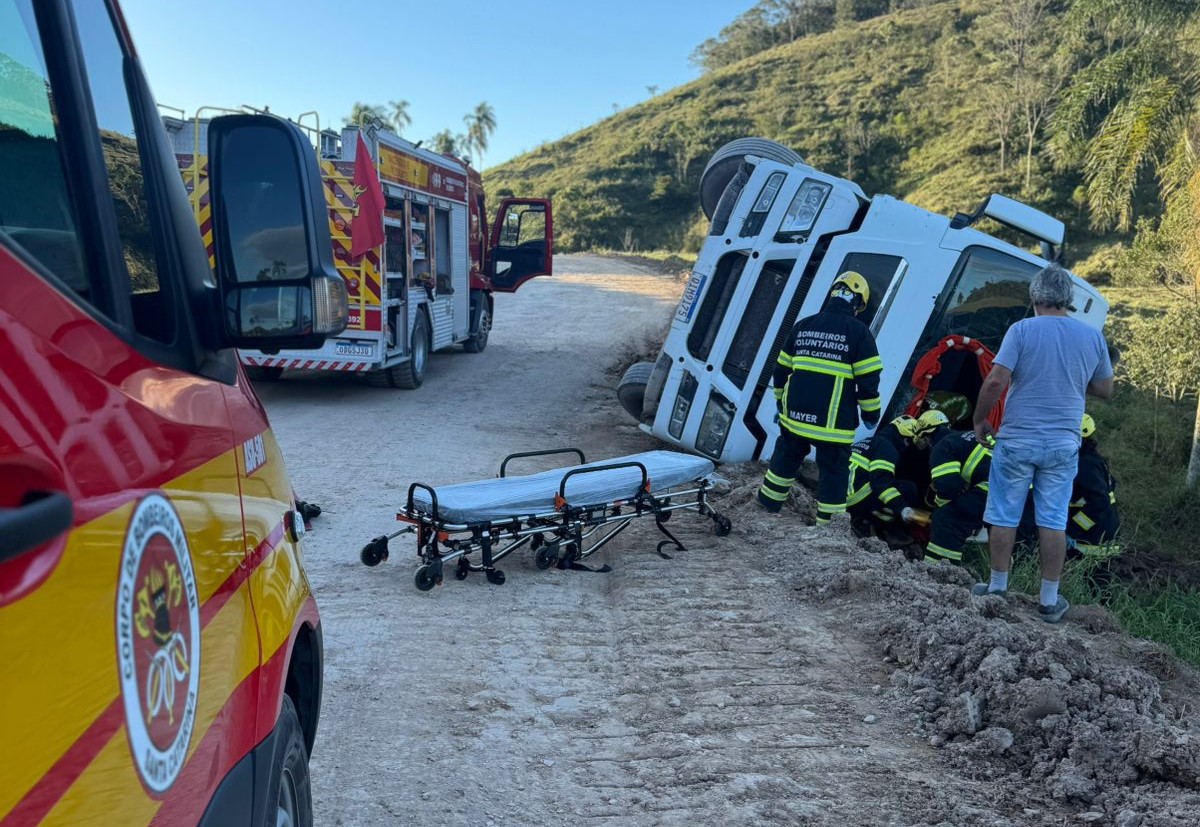 Bombeiros de Ilhota e Gaspar atendem capotamento de caminhão na Estrada Geral Pocinho, motorista teve ferimentos leves