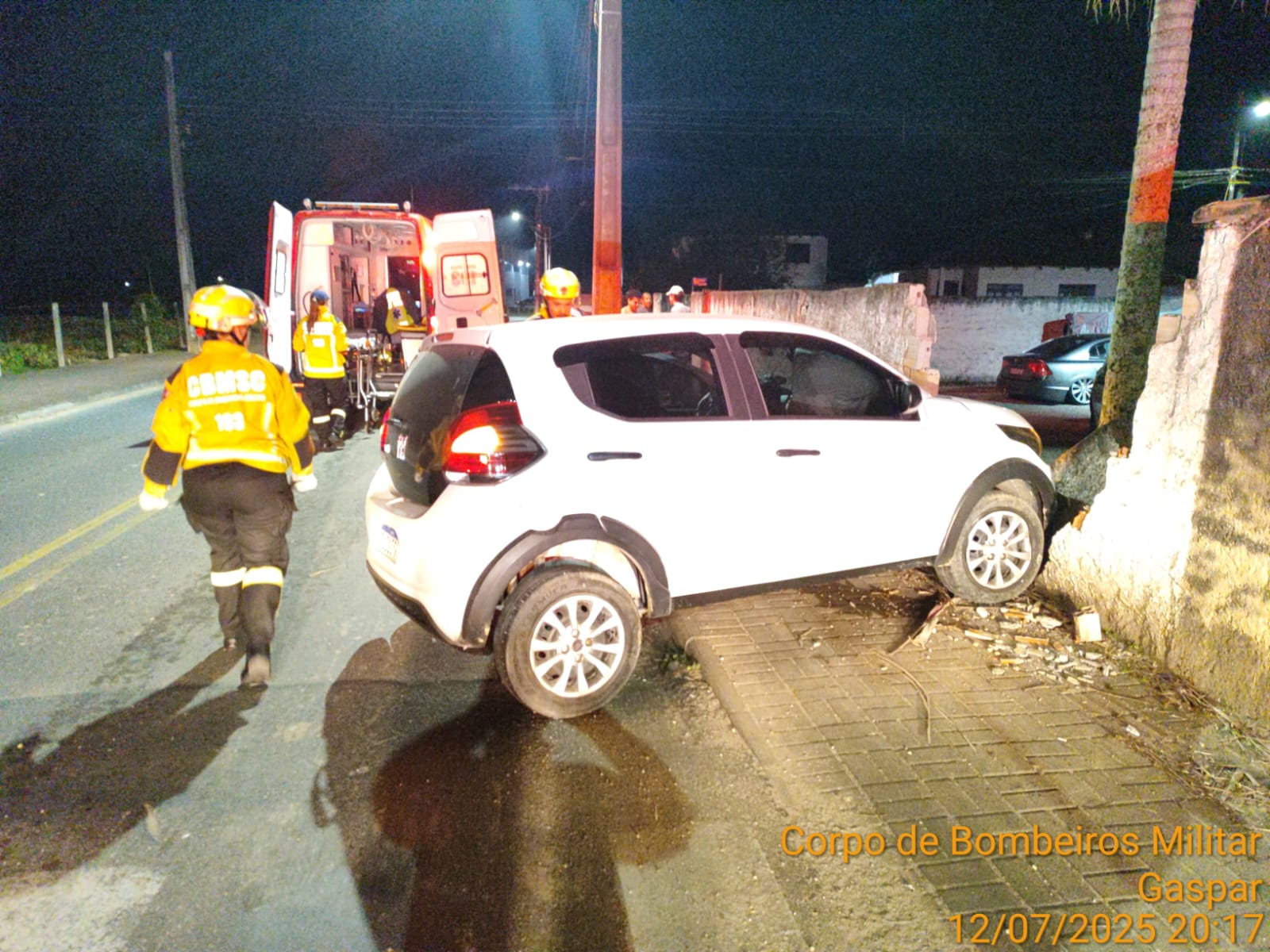 Condutora tem luxação no tornozelo após bater carro em muro na rua Pedro Schmitt Junior no Poço Grande