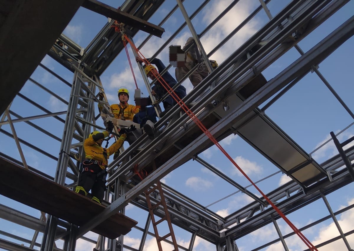 Trabalhador torce joelho no alto de telhado e é socorrido pelos Bombeiros de Gaspar