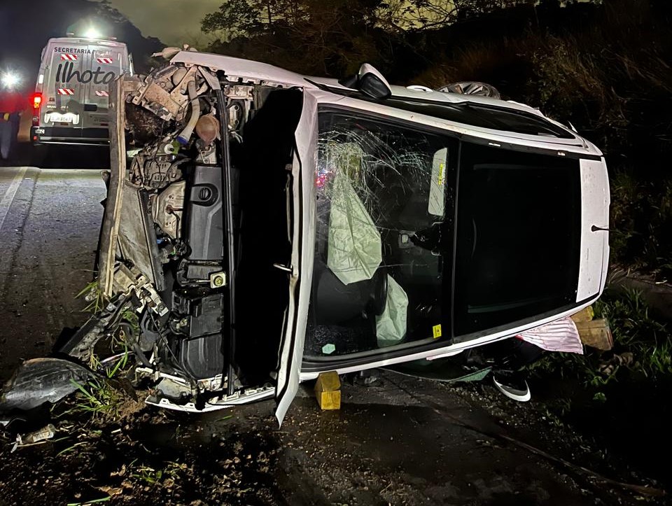 Capotamento de carro na BR-470, em Ilhota deixa motorista com ferimentos leves