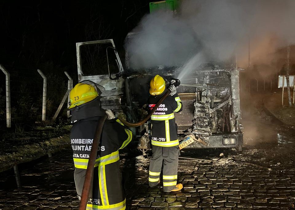 Bombeiros Voluntários apagam fogo em carreta no bairro Pedra de Amolar em Ilhota.