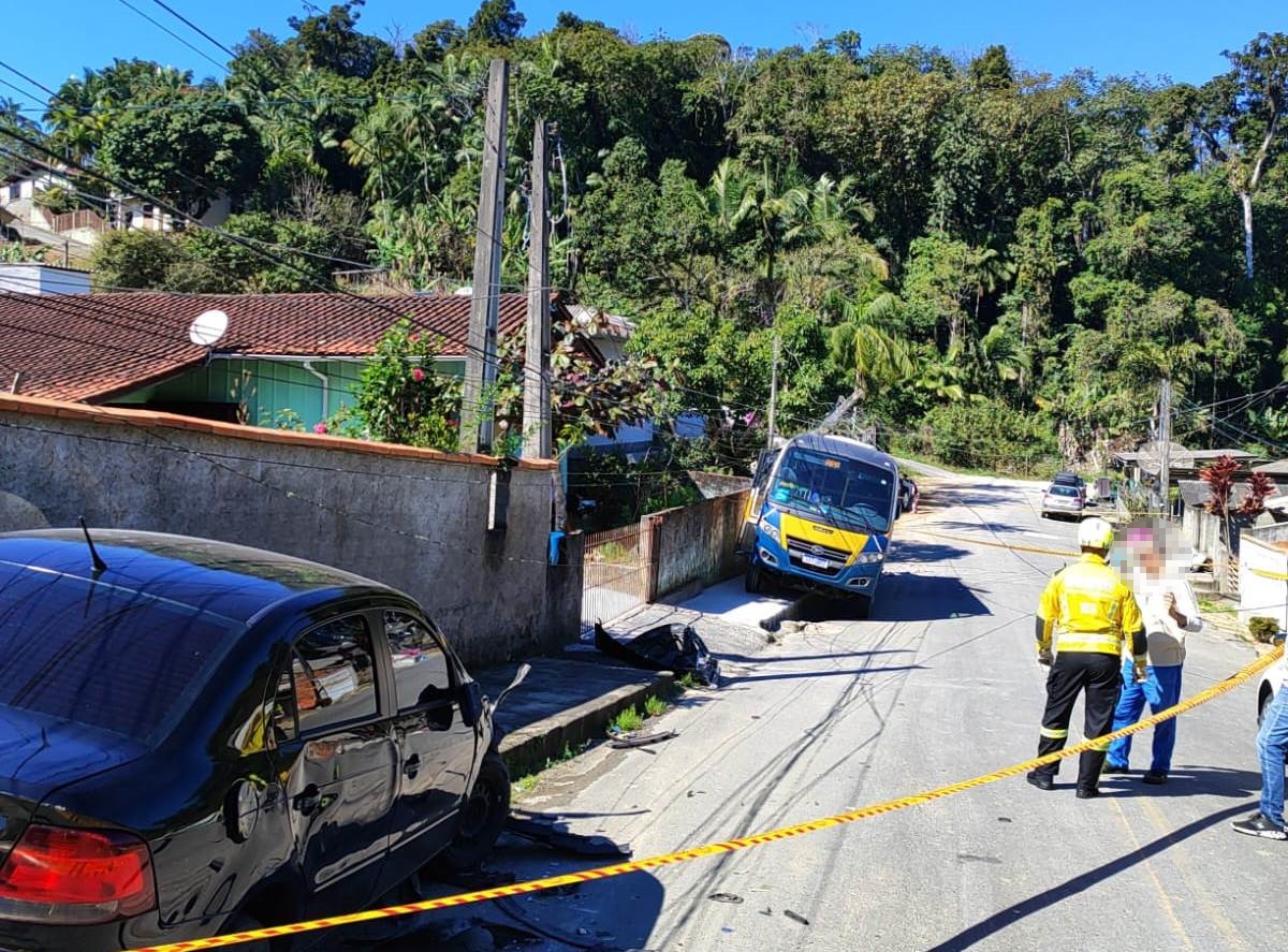 Micro ônibus da Apae sofre pane e desce morro  colidindo contra carro, muros e poste de energia