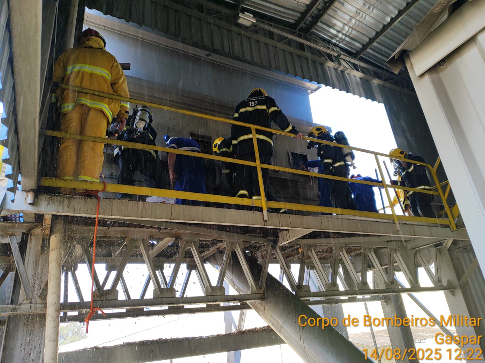 Fogo em cavaco que alimenta caldeira mobiliza Bombeiros de Gaspar e Ilhota no Poço Grande