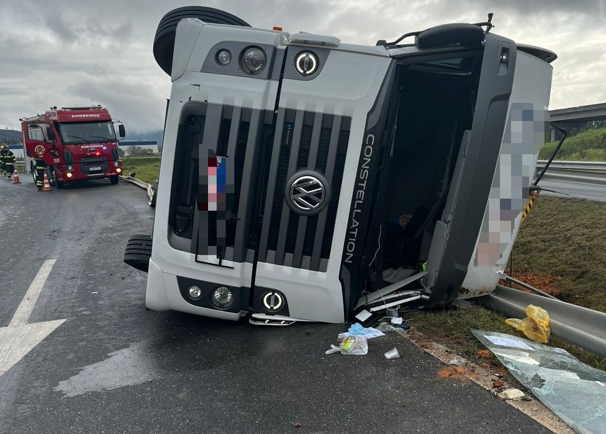 Tombamento de carreta na alça de acesso à Ilhota deixa motorista com ferimentos leves