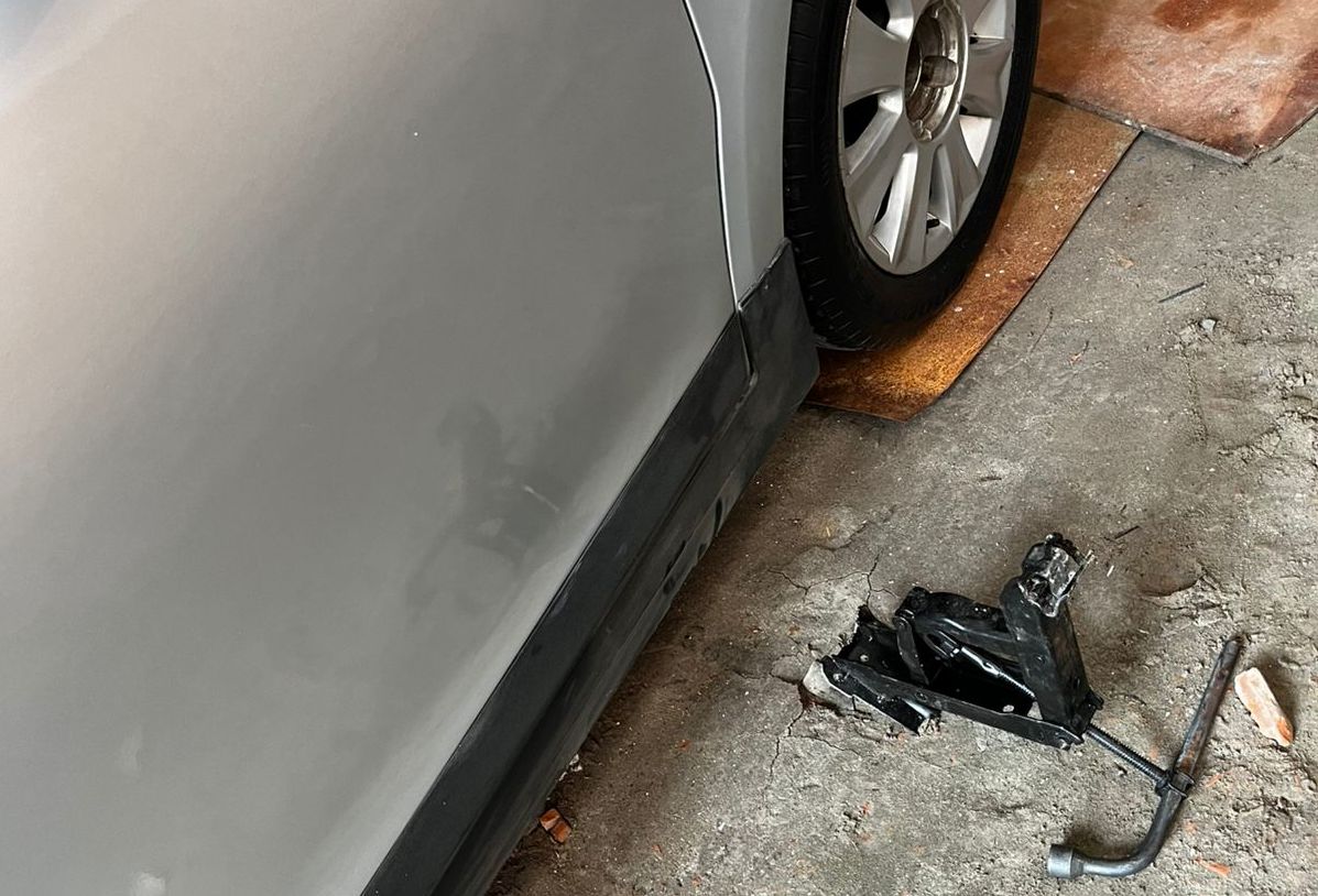 Carro cai em cima de homem que fazia troca de roda no bairro Pedra de Amolar em Ilhota