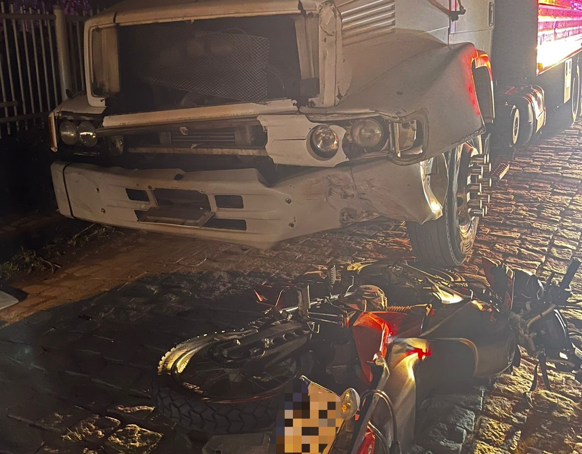 Colisão entre moto e caminhão na Estrada Geral Pocinho em Ilhota deixa motociclista ferido