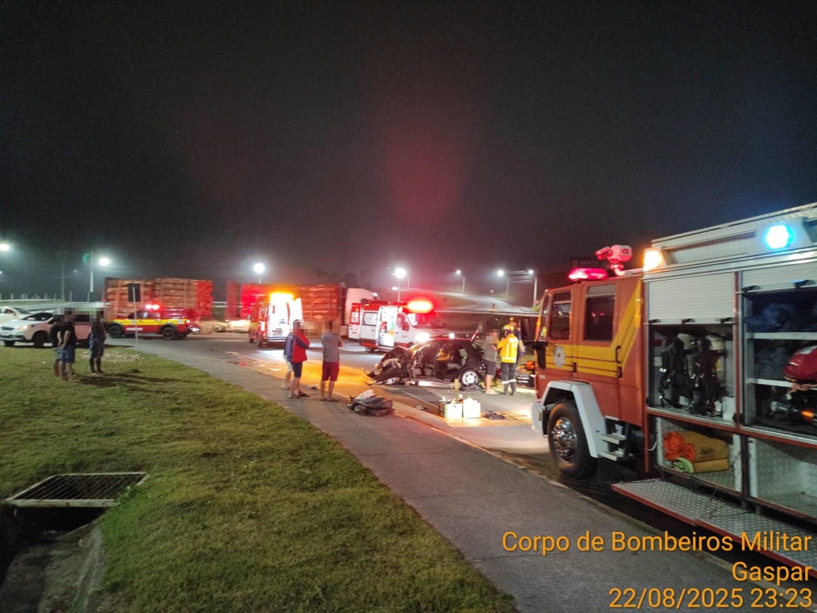 Casal adolescente fica ferido após se envolver em acidente na rotatória de acesso entre a rua Pedro Simon e a Ponte do Vale