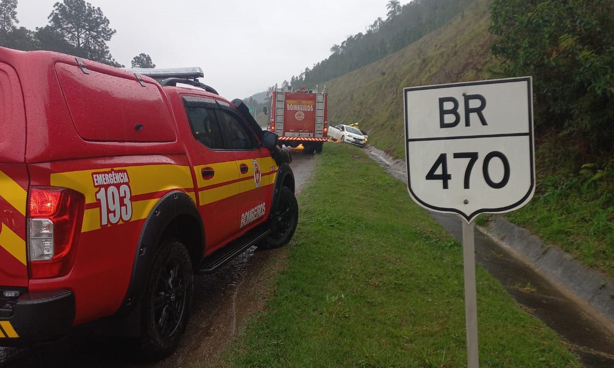 Acidente na Br 470 deixa condutora ferida após saída de pista e colisão contra barranco