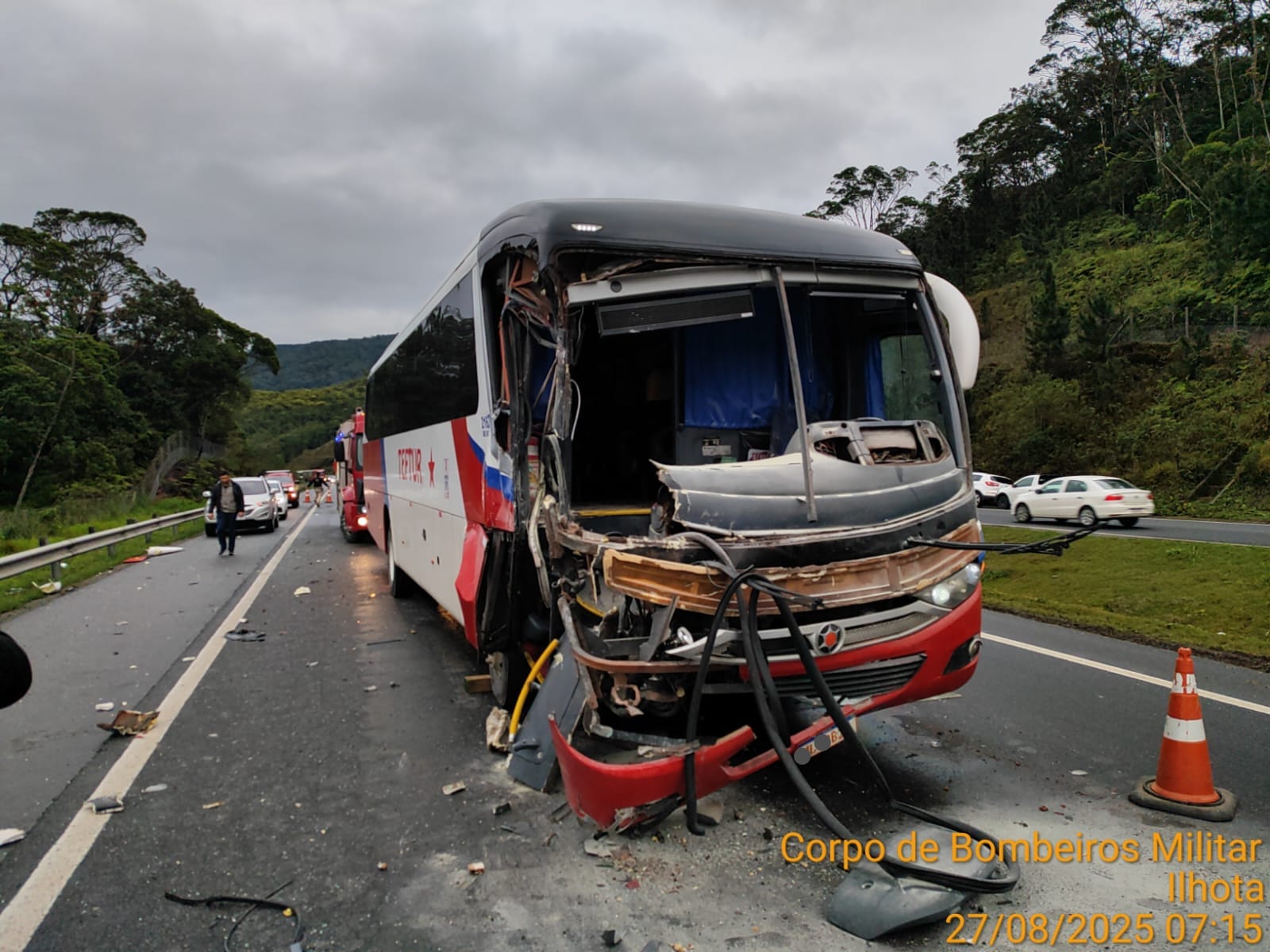 Colisão traseira na BR 470 entre ônibus e carreta deixa 6 feridos em Ilhota