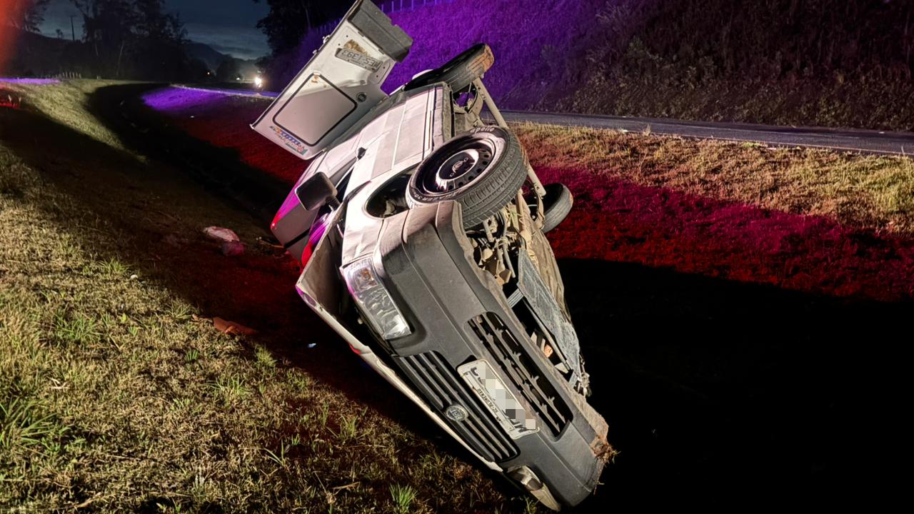 Motorista fica ferido em capotamento no bairro Pedra de Amolar, em Ilhota.