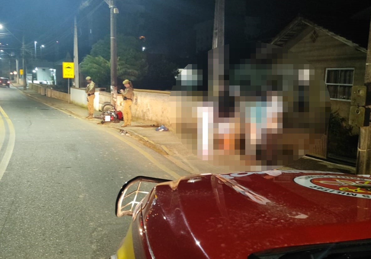 Colisão em poste de energia elétrica deixa motociclista gravemente ferido no Coloninha