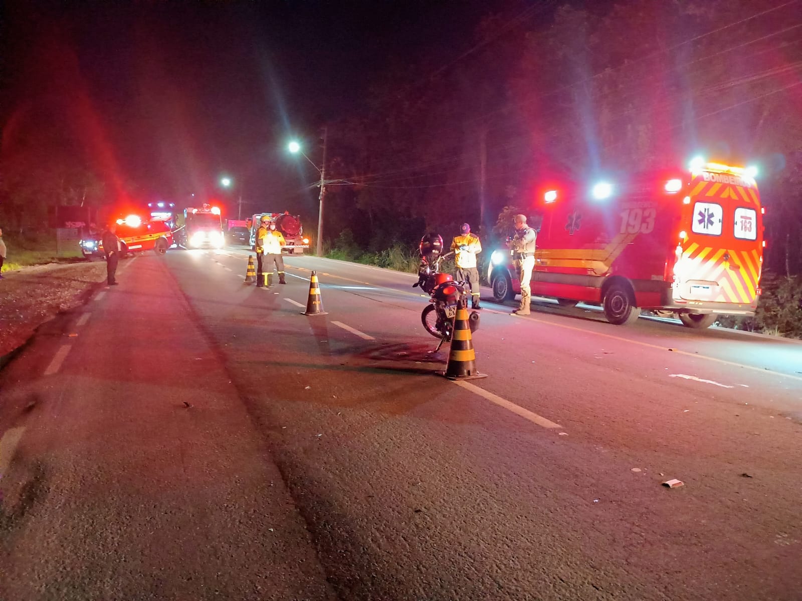 Colisão entre moto e caminhão no Barracão deixa motociclista em estado grave e carona com suspeita de fratura na tíbia