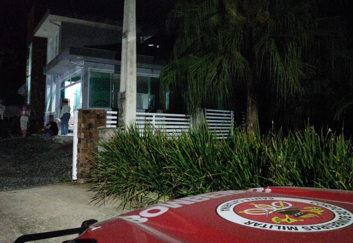 Princípio de incêndio em residência é controlado pelos próprios moradores no Gaspar Grande
