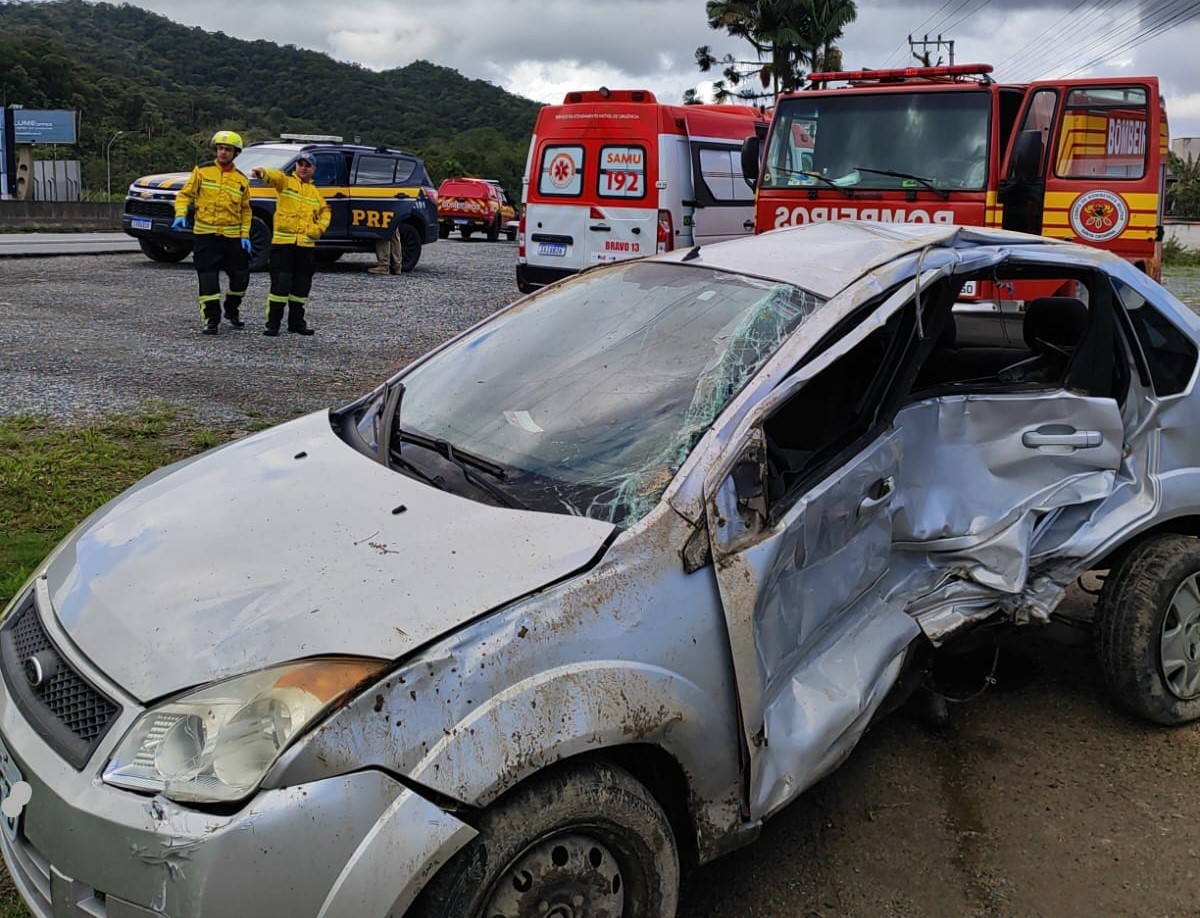 Colisão entre dois carros com capotamento na BR 470 em Gaspar, deixa cinco feridos leves
