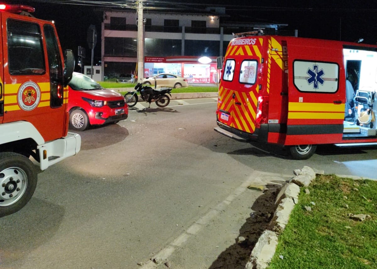 Colisão entre moto e carro deixa motociclista com ferimentos leves no trevo da antiga Parolli