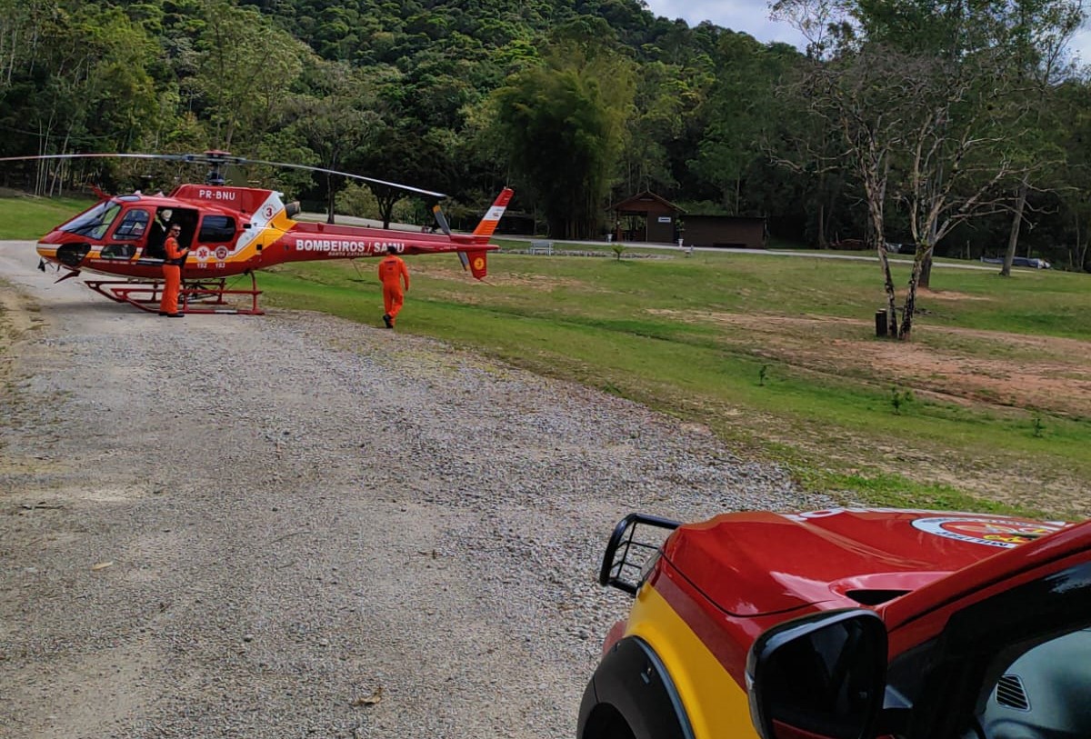 Bombeiros de Gaspar e Arcanjo 03 atendem idoso que sofreu queda de escada no bairro Bateias
