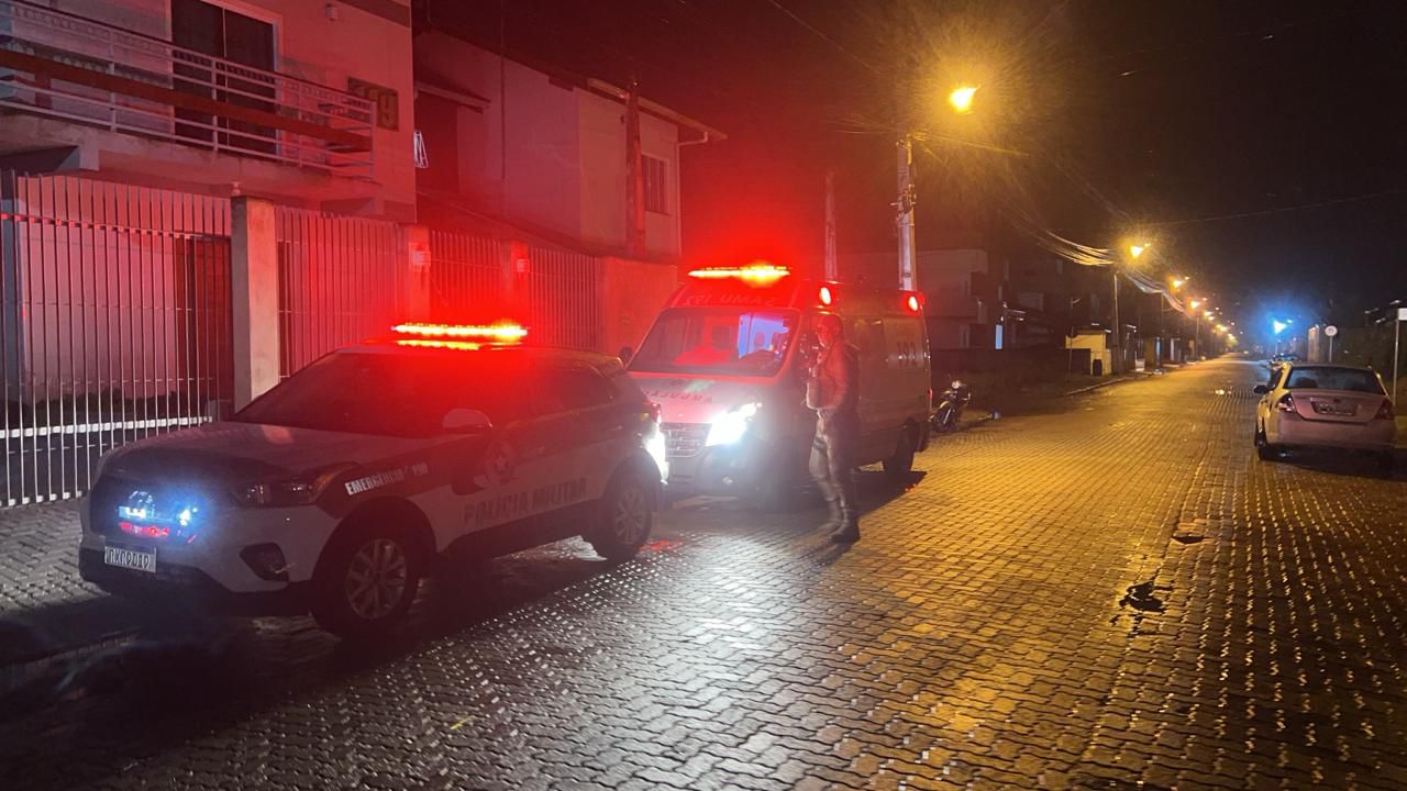 Motociclista colide em carro parado no Loteamento Primavera em Ilhota e tem ferimentos na cabeça