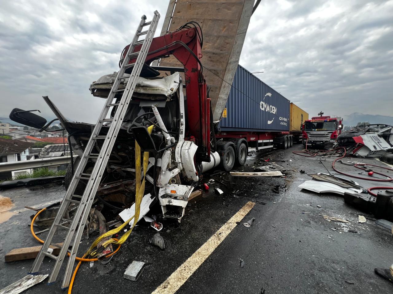 Grave acidente com seis vítimas na BR 470 em Indaial mobiliza grande operação de resgate