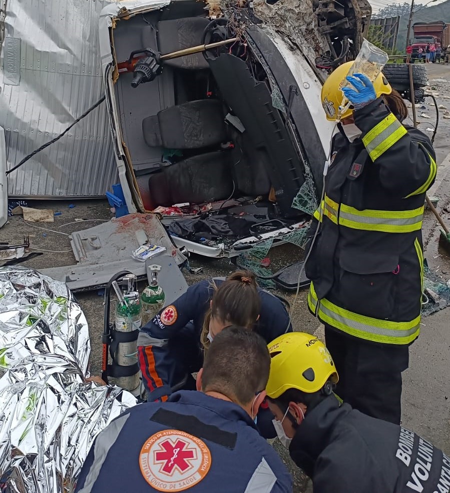 Rodovia Jorge Lacerda no Km 09 em Ilhota é liberada após mais de três horas de interdição devido grave acidente entre dois caminhões
