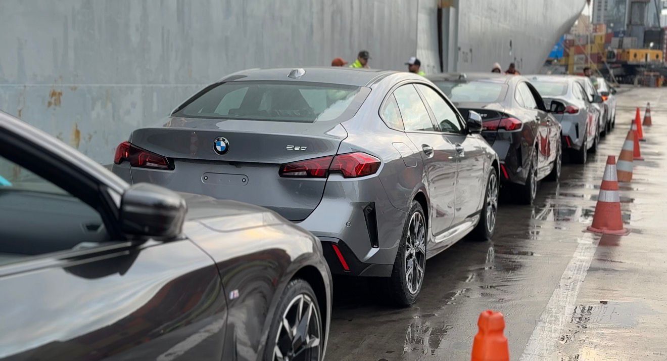 Porto de Itajaí recebe 723 carros de luxo embarcados no navio Brasília Highway