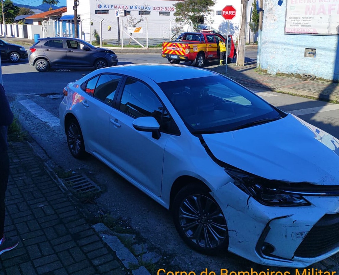 Bombeiros de Gaspar atende colisão com dois carros sem vítimas no Santa Terezinha
