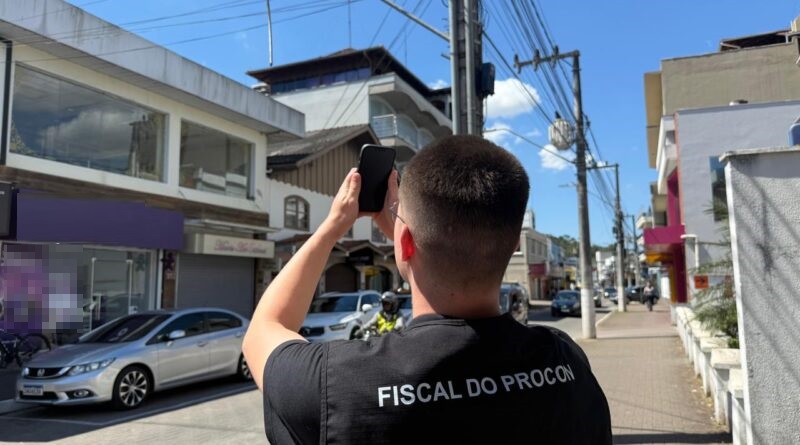 Procon intensifica fiscalização para retirada de fios caídos
