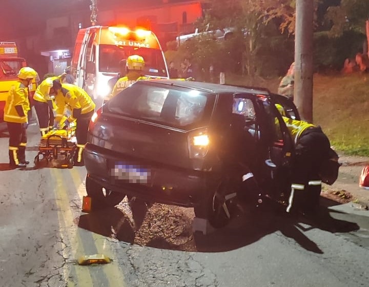 Colisão entre carro e poste deixa condutor ferido, no Bairro Bela Vista, em Gaspar