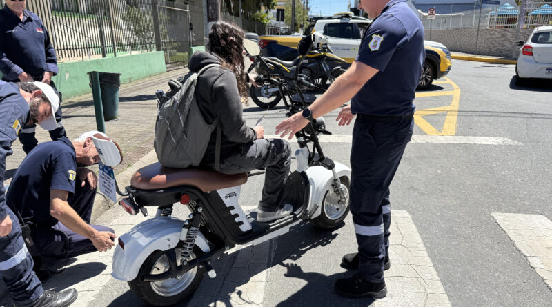 Blitz educativa orienta condutores sobre novas regras para ciclomotores e autopropelidos em Gaspar