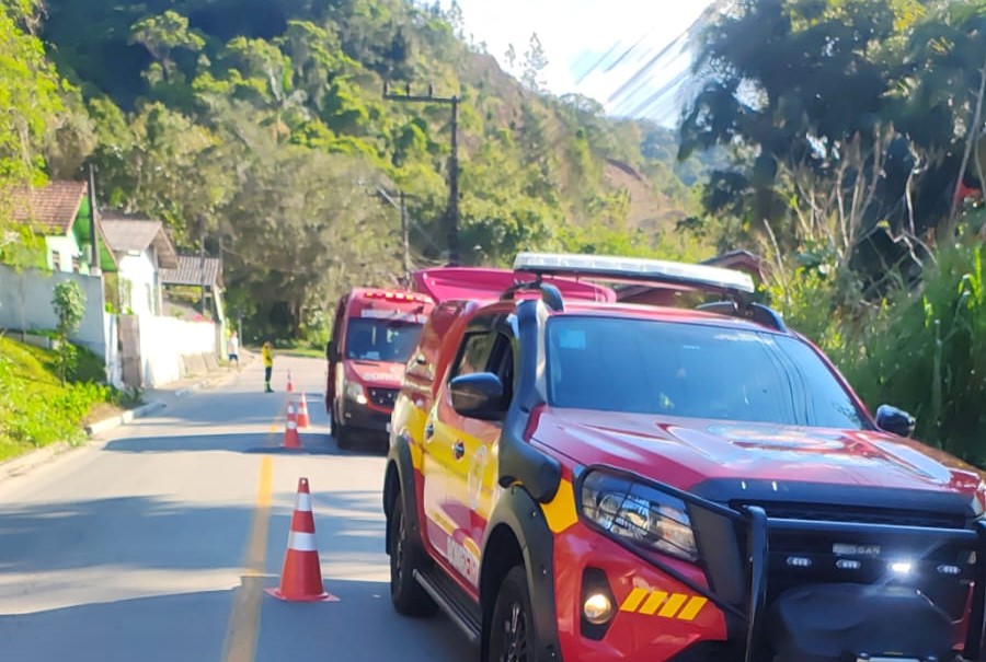 Bombeiros de Gaspar e Arcanjo 03 atendem Idoso que sofreu queda em sua residência na rua Leopoldo Alberto Schramm