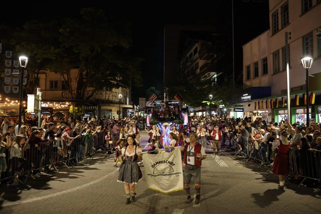 Desfile de Abertura da 40ª Oktoberfest reúne gerações de realezas na Rua 15 de Novembro
