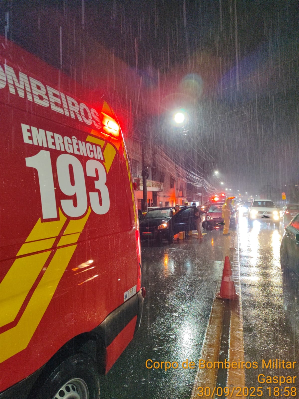 Colisão entre dois carros deixa o trânsito lento no Bairro Colinha em Gaspar