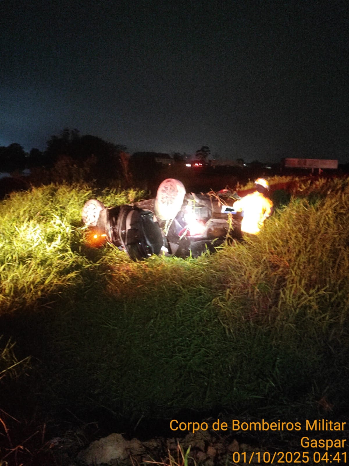 Veículo capota na BR 470 próximo ao trevo de Gaspar na madrugada desta quarta-feira 1 de outubro