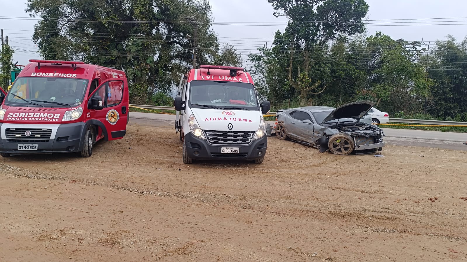 Saída de pista e capotamento deixa cinco feridos na Rod. Jorge Lacerda, em Ilhota