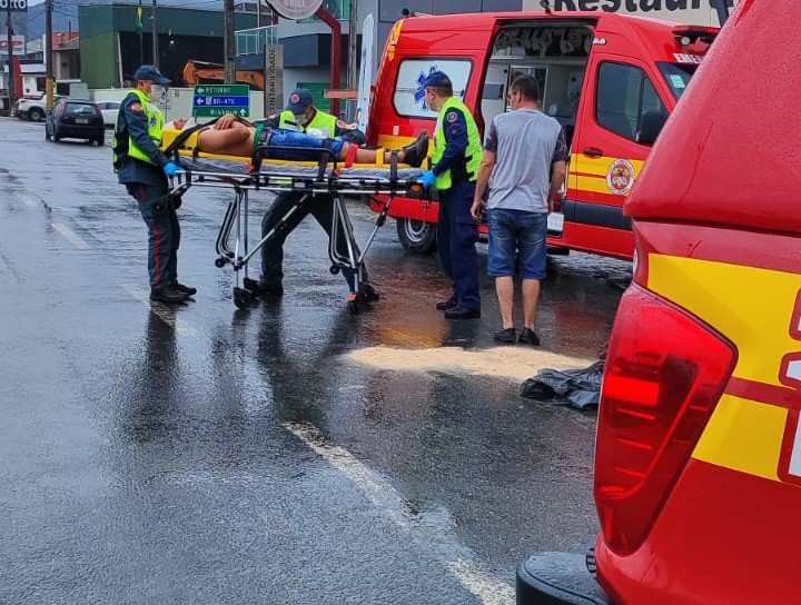 Ciclista é atropelado por carro na Avenida Frei Godofredo em Gaspar