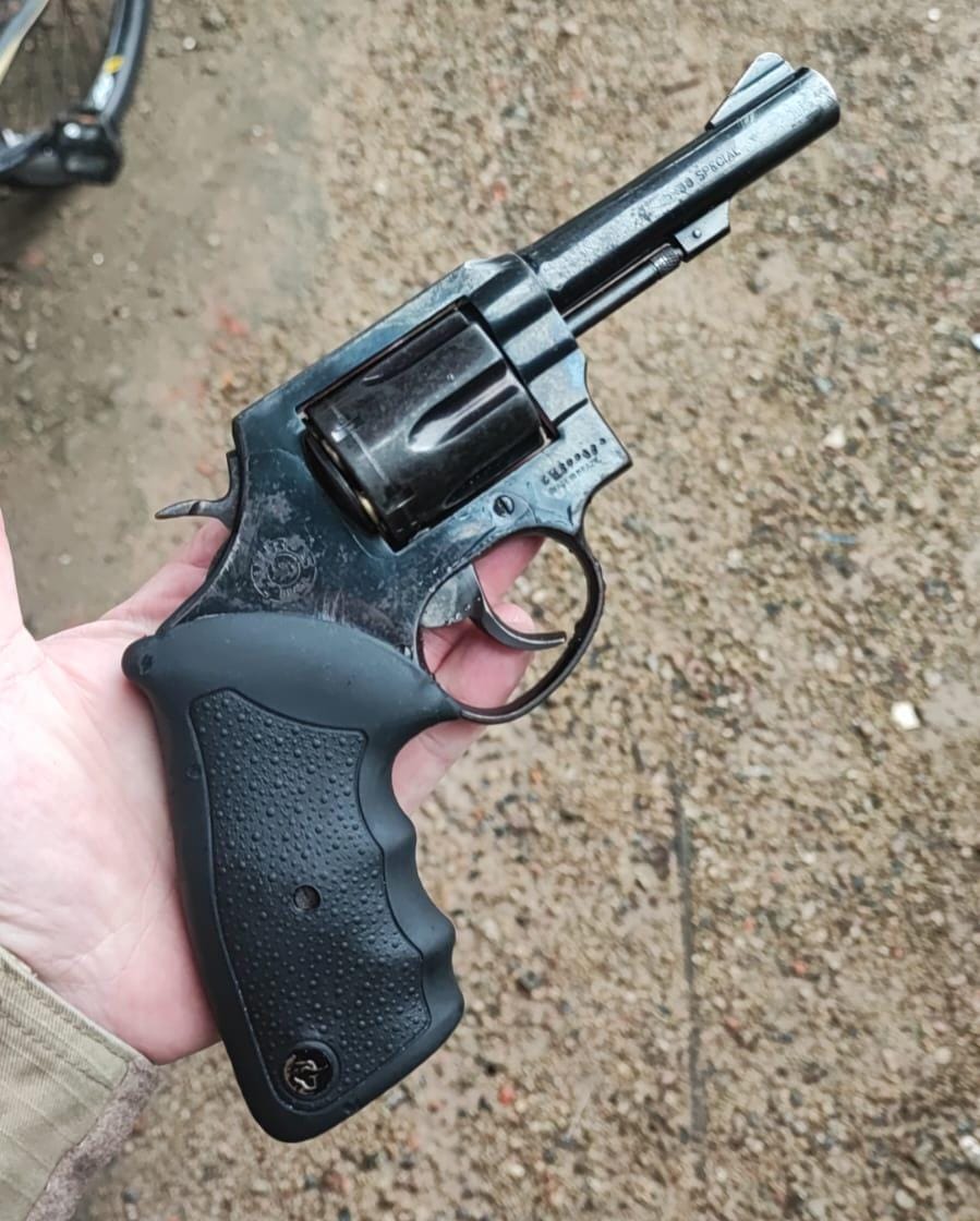 PM prende homem com arma de fogo após ameaçar de morte família no bairro Coloninha