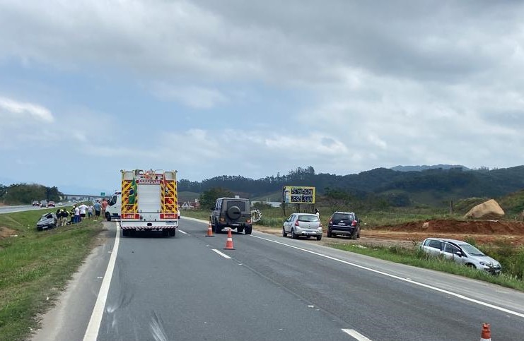 Colisão entre dois carros na BR 470 no Baú Baixo deixa dois feridos