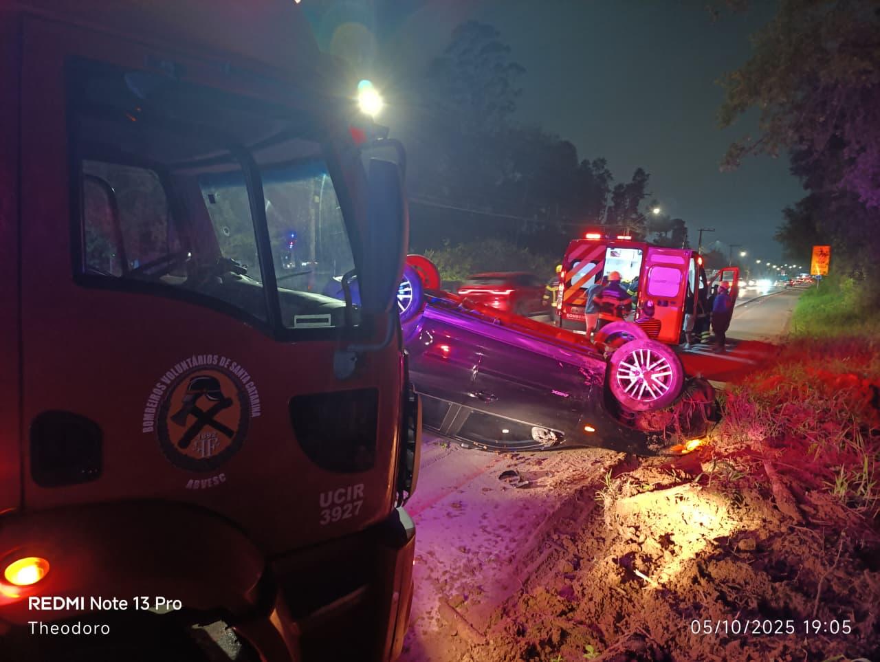 Bombeiros de Ilhota atende capotamento de veículo no bairro Espinheiros, em Itajaí
