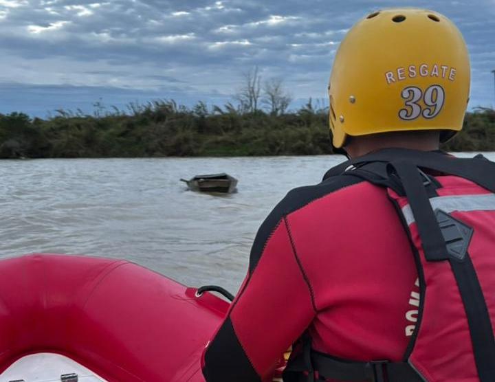 Bombeiros de Ilhota resgatam embarcação a deriva no Rio Itajaí Açu, sem ocupantes