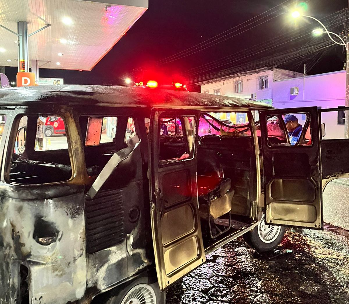 Kombi pega fogo em frente posto de combustível no Centro de Ilhota