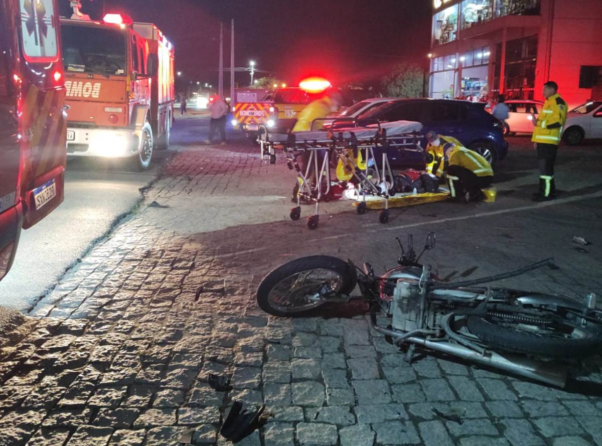 Colisão entre moto e carro deixa motociclista ferido no bairro Figueira em Gaspar