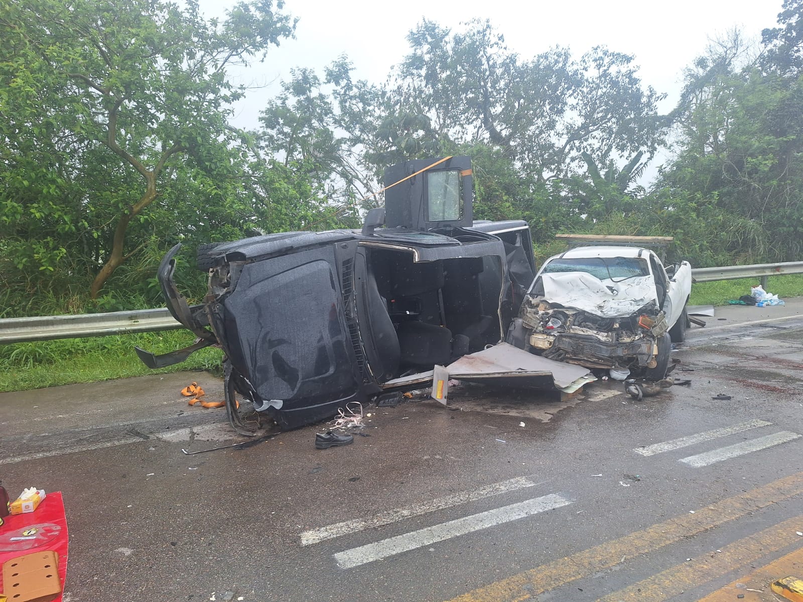 Colisão entre duas caminhonetes deixa duas vítimas graves na Rod. Jorge Lacerda em Ilhota