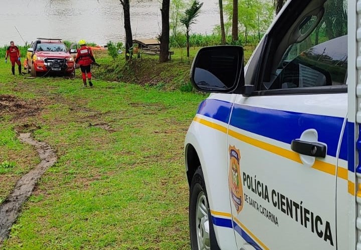Corpo de Bombeiros Militar de Gaspar faz resgate de corpo no Rio Itajaí-Açu