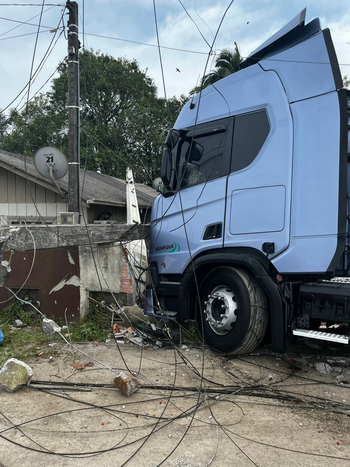Carreta colide contra moto e poste em Ilhota na manhã desta quinta-feira 16