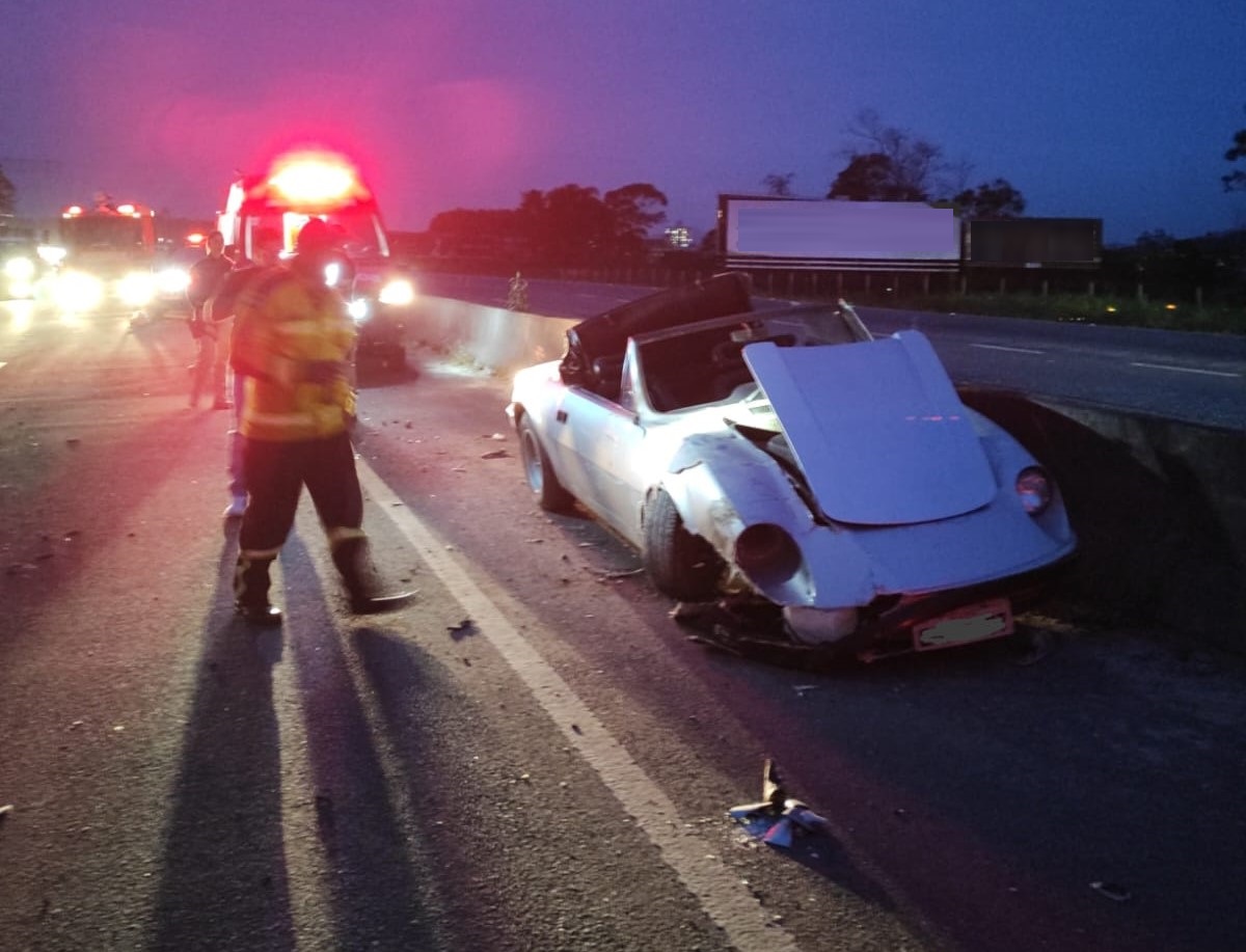 Colisão entre carro e caminhão deixa motorista de veículo Puma com ferimentos leves