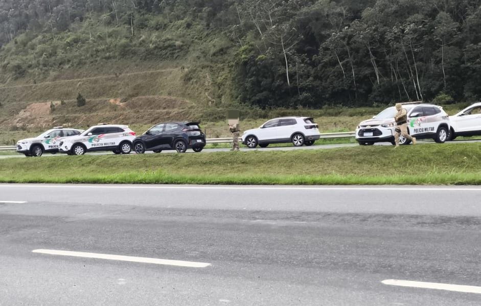 Polícia Militar  de Gaspar intercepta veículo com registro de roubo na BR-470