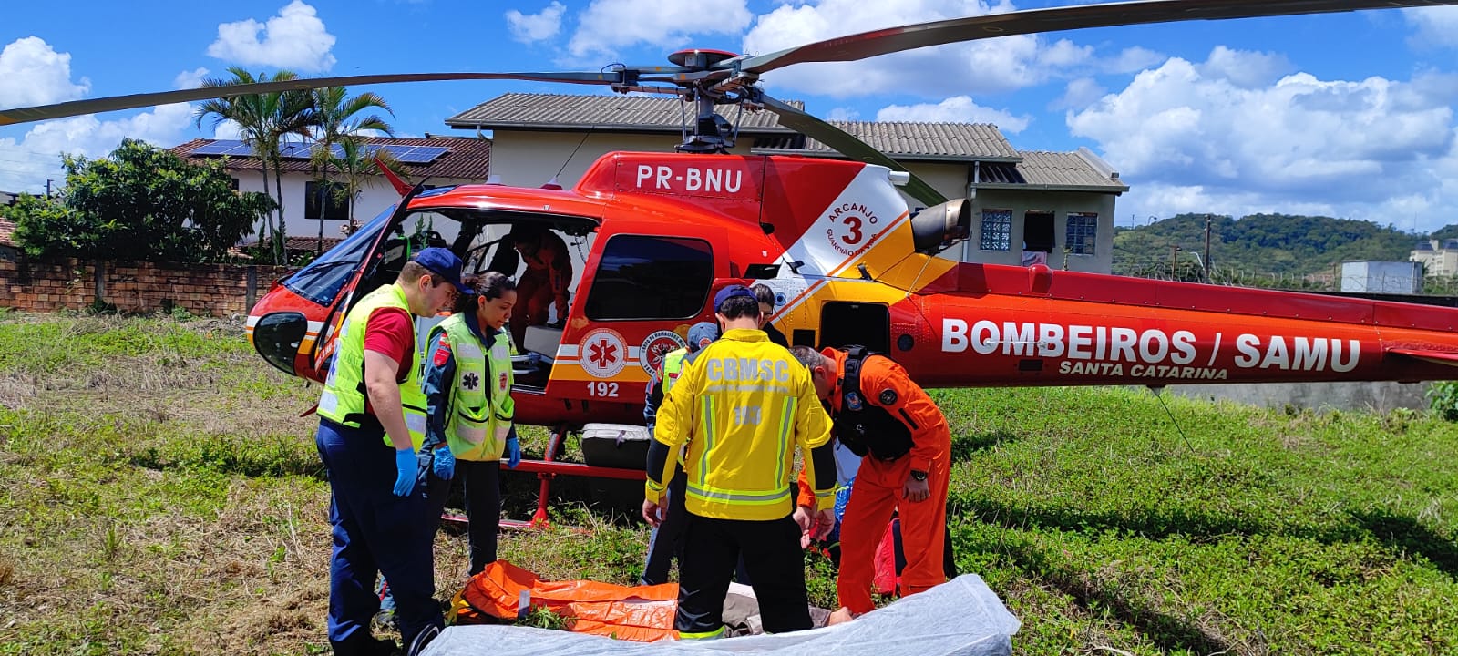 Bombeiros de Gaspar e Arcanjo 03 atendem idoso com Infarto no bairro Coloninha